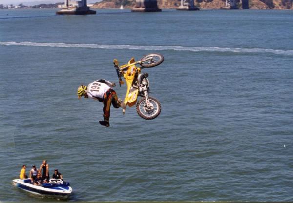 Travis Pastrana no X Games pulando com sua moto no Rio San Francisco em 1999