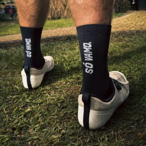 Meia de Alta Performance "Só Vamo" – Dirt Dad | Tecnologia para esportes e dia a dia